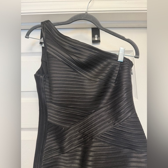 Women's BCBG MAXAZRIA Black One Shoulder Bodycon Cocktail Party Dress Size 6 - Picture 3 of 5